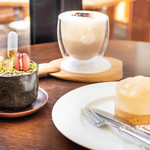 99721006 - タルトカフェ(右)/盆栽(左)/マロンラテ(奥)