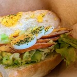 BONDI COFFEE SANDWICHES - アボカドチキンレギュラーをバゲットで。パンがふんにゃり。アボカドはさいの目。