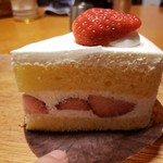 ラ・パティスリー・ベルジュ - 苺のカットも大きい