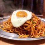 スパゲッティーのパンチョ - 「ナポリタン メガ」(690円)＋「目玉焼き」(50円)