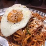 スパゲッティーのパンチョ - 「ナポリタン メガ」(690円)＋「目玉焼き」(50円)