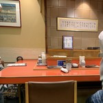Ginza Tenichi - 朱塗りのカウンター