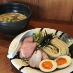 麺処ほん田 - 特製濃厚豚骨魚介つけ麺 麺が！卵が！全て美味しそう！綺麗な盛り付け