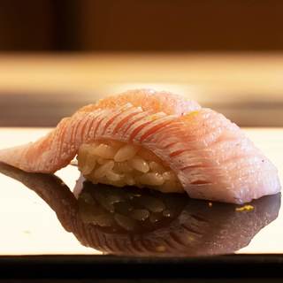 采用江户风格的精湛工艺制作的寿司