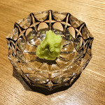 御料理 うえの - なんて贅沢な薩摩切子の使い方！！追加の山葵はこれで☆彡実はこれ、チップが入ったグラスのリサイクルなんすって！