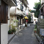 平和軒 - お店前の路地