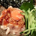 じとっこ組合 - 「地頭鶏ユッケ」：こだわり卵と海苔で、より韓国風に！