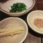 じとっこ組合 - 「炊き餃子」をそのまま食べたら、お好みで薬味で変化をつけて！