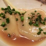 じとっこ組合 - 薬味をかけた「炊き餃子」：ツルッとジワッと、モチモチッ♪