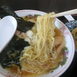 芭蕉の湯 - 麺は中太麺
