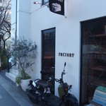 外観もオシャレなパン屋さん。表のスクーターもベスパだったらなおよろしい