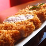 かごしま黒豚 芋焼酎 さつま花亭 - 料理写真:ひとつずつ丁寧にじっくり低温で揚げてます「かごしま黒豚とんかつ」