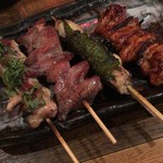 やきとり 麻生 - 右からもも肉、塩つくね、たん、梅シソ