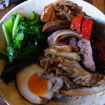 金陵 - モツ類丼（滷味飯）