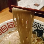 串麺 ともすけ - やや平打ち麺