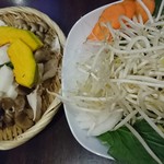 Gracefamily 火鍋専門店 - キノコ盛りと野菜盛り