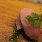 あもん ヨコ - フォアグラ入り、すっぽん出汁の茶碗蒸し＆スモークサーモン　ズームアップ