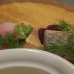 あもん ヨコ - フォアグラ入り、すっぽん出汁の茶碗蒸し＆スモークサーモン　ズームアップ