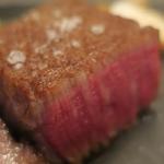 あもん ヨコ - 炉釜焼き塊肉ステーキ　ズームアップ