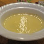 あもん ヨコ - フォアグラ入り、すっぽん出汁の茶碗蒸し＆スモークサーモン　ズームアップ