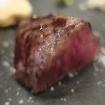 あもん ヨコ - 炉釜焼き塊肉ステーキ　ズームアップ