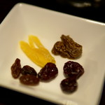 お通し（ドライフルーツ）