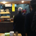 立喰いそば とんがらし - ワシの前に５人待ち。ワシがどんぶり渡されるまで約18分。