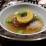 汀邸　遠音近音　Ochi Kochi - 温菜（牛蒡饅頭） 揚げ鮑に、ズッキーニ、枝豆。生姜庵がかかっています。