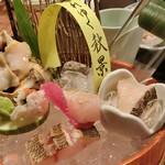 汀邸　遠音近音　Ochi Kochi - 旬魚桶盛り（赤にし貝殻盛り・加賀太胡瓜・鰆と真名鰹の焼霜・鱧落とし・梅肉山葵・伊佐木焼霜・紅芯大根）