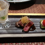 汀邸　遠音近音　Ochi Kochi - 肉料理～
      黒毛和牛 山椒ソースかけ 
      翡翠茄子 ペティトマト 南京白玉 クリームチーズ味噌 針牛蒡 
      グラスに彩りピクルス（大根・人参・セロリー・アスパラ）