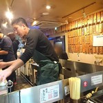 カウンター焼肉専門 焼肉おおにし - 活気溢れる店内