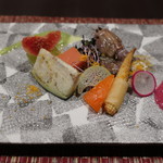 汀邸　遠音近音　Ochi Kochi - 冷菜（
      蝦蛄・冬瓜コンソメゼリー・トマト豆腐・水茄子・スプラウト・糸瓜・パプリカ・蓮芋・無花果・
       ヤングコーン春巻き揚げ・ラディッシュ・ビーツオニオン泡ソースとアスパラソース・煎り唐墨）