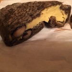 たま木亭 - ほうじ茶黒豆クリームパン カット