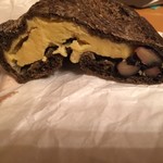 たま木亭 - ほうじ茶黒豆クリームパン  カット