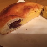 たま木亭 - 本日のパン（トリュフチョコ入りクリームパン）