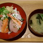 北海寿司 うに丸 - 海鮮丼(ご飯大盛)
