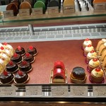 ボン・ヴィバン - ショーケース1（ケーキ）他にもケーキの種類がありましたが混んでて写真撮影できず(*_*)