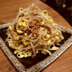肉汁餃子のダンダダン - 肉味噌もやし（360円）