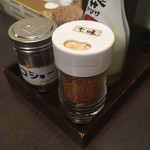 清見そば本店 - 胡椒と七味を大量投入して何とか頂きました。