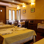 ラ・グラン・ポルト - ベンチシート8席（2名テーブル×4）、4名テーブル、2名テーブルの　計14席の小さな店です。