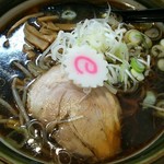 ラーメン郷 - 見た目ほど濃くなく熱々で美味しく好み♪