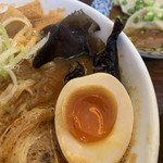 海老寿 DELUX - 煮卵、キクラゲ、メンマ、炙ったチャーシュー などが乗ってます。