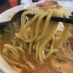 海老寿 DELUX - スープと良く合う太麺はもっちり食感。