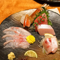 のどぐろ専門 銀座中俣 はなれ - お造り　　鮮魚五点盛合せ　北海道 松前の鮪、氷見の寒ブリ、牡丹海老、薄切りの のどぐろ、厚切りの のどぐろ