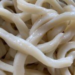 こむぎ - 「こむぎうどん」「うどん大盛」接写「さとのそら」の地粉 100% 全粒粉。綺麗な色艶とわずかに小麦の香りが立ち、鼻腔をくすぐってくれるのは全粒粉ならではの味わいと言える。