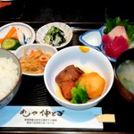 Meshiya Nakatoyo - 二品選ぶ日替わり定食￥900(新春刺身3点盛り＆骨付き豚角煮じゃが芋)