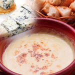 Cream fondue of various cheeses