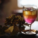 Cachette - 紅茶、ハーブ、花のシロップが入った2層のノンアルコールカクテル