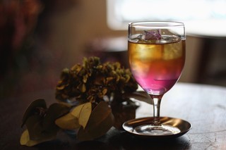 Cachette - 紅茶、ハーブ、花のシロップが入った2層のノンアルコールカクテル