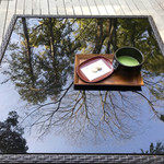茶寮 五色の杜 - 木々が映る素敵なテーブル